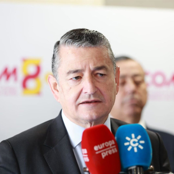 El consejero de Sanidad, Presidencia y Emergencias de la Junta de Andalucía, Antonio Sanz, en una atención a medios. ROCIO RUZ / EUROPA PRESS