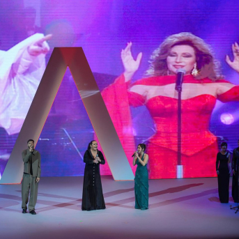 Los cantantes Falete, Raúle y María Parrado homenajean a Rocío Jurado en la gala de entrega de las medallas de Andalucía en el Teatro de la Maestranza de Sevilla MARÍA JOSÉ LÓPEZ / EUROPA PRESS