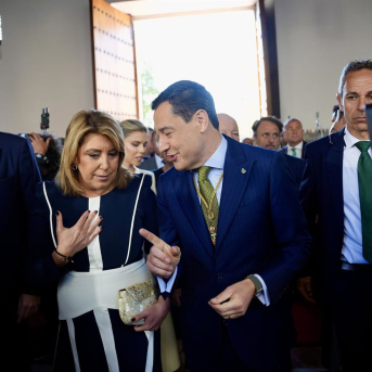 El presidente de la Junta de Andalucía, Juanma Moreno (d) saluda a la senadora, Susana Díaz a su llegada al acto del Día de Andalucía. A 28 de febrero de 2026 en Sevilla, Andalucía (España). María José López - Europa Press