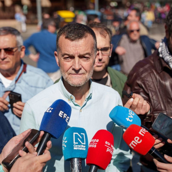 El coordinador federal de Izquierda Unida, Antonio Maíllo, en declaraciones a los medios antes del inicio de la manifestación convocada por la Plataforma 28F en Sevilla con motivo del Día de Andalucía. FRANCISCO J. OLMO - EUROPA PRESS