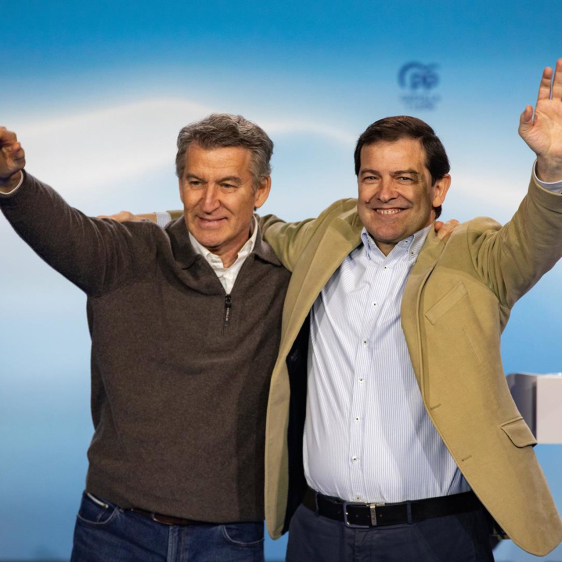 El presidente del Partido Popular, Alberto Núñez Feijóo (i), y el presidente de la Junta y candidato a la reelección, Alfonso Fernández Mañueco (d), durante un acto en Ávila. Rafael Bastante - Europa Press