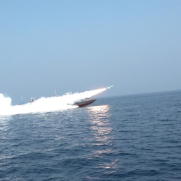 Imagen de una patrullera iraní en el estrecho de Ormuz  Europa Press/Contacto/Sepahnews