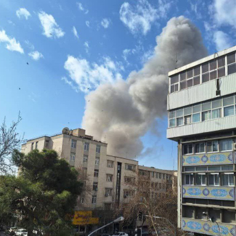 Humo sobre edificios bombardeados en Teherán en el marco de la ofensiva contra Irán. Tasnim News Agency / Zuma Press / ContactoPhoto