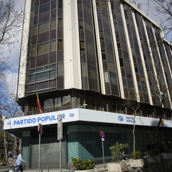 Nuevo logo instalado en la sede del Partido Popular, en la calle Génova, a 12 de marzo de 2023, en Madrid, (España).  Jesús Hellín - Europa Press