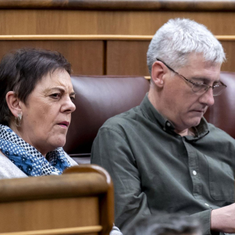 La portavoz de EH Bildu en el Congreso, Mertxe Aizpurua y el diputado de Bildu Oskar Matute durante una sesión plenaria en el Congreso de los Diputados, a 12 de febrero de 2026, en Madrid (España). Alberto Ortega - Europa Press