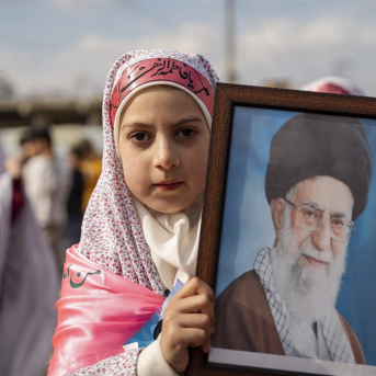 Una niña participa en una protesta por la muerte de Alí Jamenei Europa Press/Contacto/Idrees Abbas