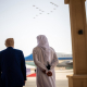El presidente de EEUU, Donald Trump, camina hacia el Air Force One con el emir de Qatar, el jeque Tamin bin Hamad al Thani, en la base aérea de Al Udeid, en Qatar Europa Press/Contacto/White House