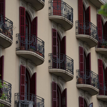 Fachada de un edificio en Barcelona. DAVID ZORRAKINO / EUROPA PRESS Fachada de un edificio en Barcelona. DAVID ZORRAKINO / EUROPA PRESS