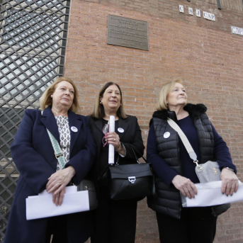 Las hermanas de Manuel José García Caparrós, valoran negativa de Interior de reconocer a su hermano víctima del terrorismo, a 27 de febrero de 2026 en Málaga (Andalucía, España).  Álex Zea - Europa Press