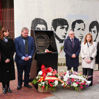Acto de descubrimiento de la placa que declara la iglesia de San Francisco de Asís  de Vitoria-Gasteiz como 'Lugar de Memoria Democrática' IÑAKI BERASALUCE-EUROPA PRESS