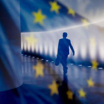 Reflejo de una persona junto a una bandera de la Unión Europea (UE). Christoph Soeder/dpa Reflejo de una persona junto a una bandera de la Unión Europea (UE). Christoph Soeder/dpa
