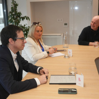 El líder de EH Bildu en el Parlamento vasco, Pello Otxandiano, reunido en Vitoria-Gasteiz, con la alcaldesa de Derry & Strabane, Sandra Duff, y el presidebte del Bloody Sunday Trustm Tony Doherty JON URBE El líder de EH Bildu en el Parlamento vasco, Pello Otxandiano, reunido en Vitoria-Gasteiz, con la alcaldesa de Derry & Strabane, Sandra Duff, y el presidebte del Bloody Sunday Trustm Tony Doherty JON URBE