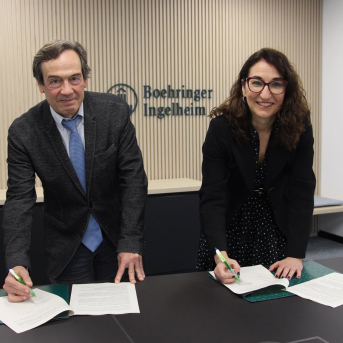 Firma del acuerdo entre Boehringer Ingelheim y la Asociación Española para el Estudio del Hígado. BOEHRINGER INGELHEIM Y AEEH
