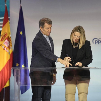 La presidenta de la Junta de Extremadura en funciones, María Guardiola, firma junto al líder del PP, Alberto Núñez Feijóo, la 'Declaración de Zaragoza' PP La presidenta de la Junta de Extremadura en funciones, María Guardiola, firma junto al líder del PP, Alberto Núñez Feijóo, la 'Declaración de Zaragoza' PP
