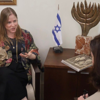 Dana Erlich explica a Demócrata algunos de los episodios que ciudadanos israelíes han vivido en nuestro país. Foto: Demócrata.