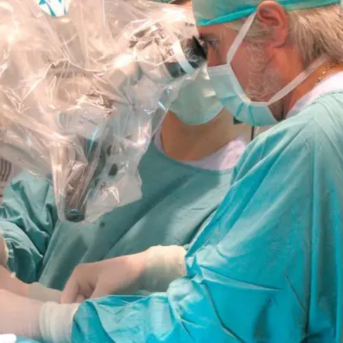 El jefe del Servicio de Neurocirugía del Hospital Universitario La Luz, Francisco Villarejo, en una intervención. QUIRÓNSALUD El jefe del Servicio de Neurocirugía del Hospital Universitario La Luz, Francisco Villarejo, en una intervención. QUIRÓNSALUD