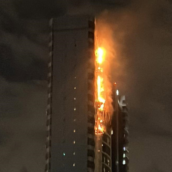 Imagen del edificio en llamas, donde estaba alojado Ali El Kardoufi, tras el impacto de misiles en las plantas superiores. ALI EL KARDOUFI Imagen del edificio en llamas, donde estaba alojado Ali El Kardoufi, tras el impacto de misiles en las plantas superiores. ALI EL KARDOUFI