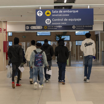 Choque en Madrid por la caída de informes de integración de migrantes y las críticas a la política del Gobierno