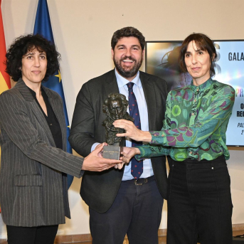 El presidente de la Comunidad, Fernando López Miras, ha recibido a Eva Libertad (d) y a Nuria Muñoz, directora y productora, respectivamente, de ‘Sorda’, tras alzarse con tres premios Goya en la 40 edición de los galardones CARM El presidente de la Comunidad, Fernando López Miras, ha recibido a Eva Libertad (d) y a Nuria Muñoz, directora y productora, respectivamente, de ‘Sorda’, tras alzarse con tres premios Goya en la 40 edición de los galardones CARM