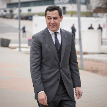 El presidente de la Junta de Andalucía, Juanma Moreno, llegando al Consejo de Gobierno. Imagen de archivo.  María José López - Europa Press