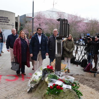 El Portavoz De PP Vitoria, Iñaki García Calvo, Junto A Representantes Del Partido En El Monolito De Zaramaga En Vitoria-Gasteiz IÑAKI BERASALUCE-EUROPA PRESS