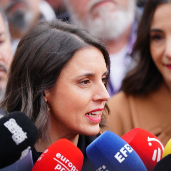La secretaria política y eurodiputada de Podemos, Irene Montero, hace declaraciones en Vitoria tras participar en una ofrenda floral a las víctimas de la matanza del 3 de marzo de 1976 en Vitoria-Gasteiz IÑAKI BERASALUCE-EUROPA PRESS