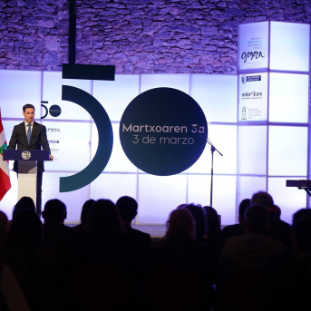 El lehendakari, Imanol Pradales, en el acto de conmemoración del 50º aniversario del 3 de Marzo en el Palacio Villa Suso en Vitoria-Gasteiz. CARLOS GONZÁLEZ - EUROPA PRESS