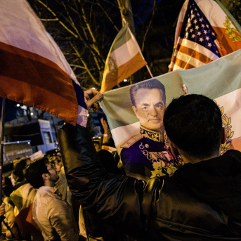 Concentración de iraníes, ante la Embajada de Irán en España, a favor de la intervención militar de Estados Unidos e Israel en Irán. Carlos Luján/Europa Press.