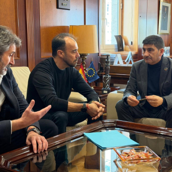 Pedro Blanco resalta el valor estratégico del marisqueo en la ría de Arousa y ratifica el respaldo del Gobierno