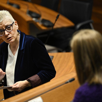 Saavedra defiende que los compromisos con los sanitarios se revisarán en mesas de seguimiento