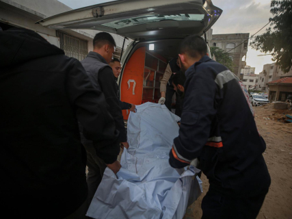 Palestinos junto a un cadáver tras un ataque de Israel contra la Franja de Gaza en diciembre de 2025, a pesar del alto el fuego en vigor desde octubre de ese año (archivo) Omar Ashtawy / Zuma Press / ContactoPhoto
