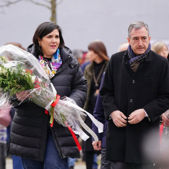 El presidente del Euzkadi Buru Batzar, Aitor Esteban, durante la ofrenda floral por el 50 aniversario de los sucesos del 3 de marzo de 1976 Iñaki Berasaluce - Europa Press El presidente del Euzkadi Buru Batzar, Aitor Esteban, durante la ofrenda floral por el 50 aniversario de los sucesos del 3 de marzo de 1976 Iñaki Berasaluce - Europa Press