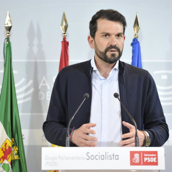 El portavoz adjunto del Grupo Parlamentario Socialista en la Asamblea de Extremadura, Álvaro Sánchez Cotrina, en rueda de prensa ASAMBLEA DE EXTREMADURA
