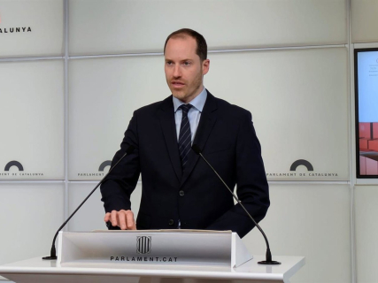 El portavoz del PP en el Parlament, Juan Fernández, en una rueda de prensa EUROPA PRESS