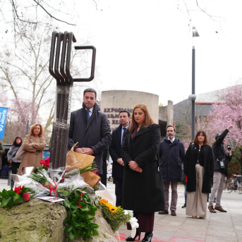El lehendakari, Imanol Pradales, y la consejera de Justicia y Derechos Humanos, María Jesus San José, ante el monolito en recuerdo a las víctimas de la matanza IÑAKI BERASALUCE