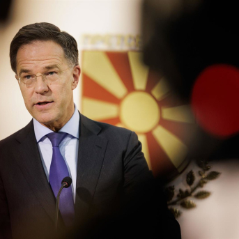 El secretario general de la OTAN, Mark Rutte, durante una rueda de prensa conjunta con la presidenta de Macedonia del Norte, Gordana Siljanovska-Davkova. NATO