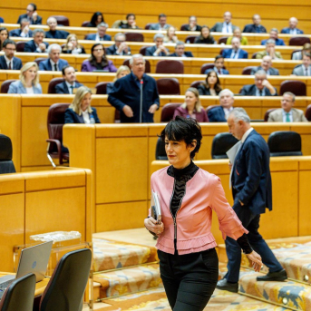 La ministra de Inclusión Seguridad Social y Migraciones, Elma Saiz, en el Pleno del Senado. Ricardo Rubio - Europa Press
