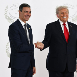 El presidente del Gobierno, Pedro Sánchez (i) saluda al presidente de Estados Unidos, Donald Trump (d), antes de la ceremonia de firma del plan de paz para Oriente Próximo, a 13 de octubre de 2025, en Egipto. Foto: Pool Moncloa/Borja Puig de la Bellacasa
