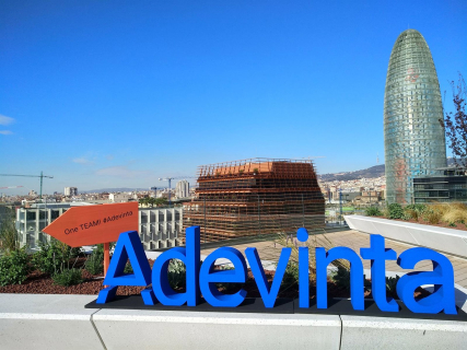 Logo de Adevinta en la oficina de Barcelona. ADEVINTA