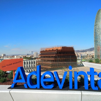 Logo de Adevinta en la oficina de Barcelona. ADEVINTA