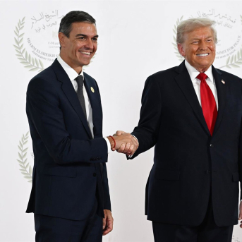 El presidente del Gobierno, Pedro Sánchez (i) saluda al presidente de Estados Unidos, Donald Trump (d), antes de la ceremonia de firma del plan de paz para Oriente Próximo, a 13 de octubre de 2025, en Egipto. Pool Moncloa/Borja Puig de la Bellacasa