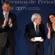Fernando Ónega recibe Premio APM de Honor 2024 junto a los Reyes. José Oliva - Europa Press