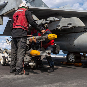 Personal de la Armada de EEUU carga munición en un caza a bordo del portaaviones USS Gerald R. Ford que opera en apoyo de la Operación Furia Épica contra Irán Europa Press/Contacto/Us Navy/U.S Navy