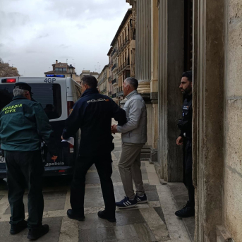 El hombre condenado por intentar asesinar a su exmujer en Armilla (Granada) saliendo de los juzgados este miércoles. EUROPA PRESS El hombre condenado por intentar asesinar a su exmujer en Armilla (Granada) saliendo de los juzgados este miércoles. EUROPA PRESS