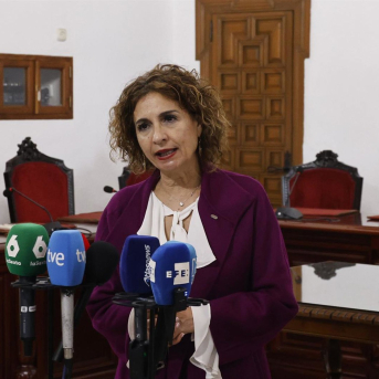 La vicepresidenta primera del Gobierno, María Jesús Montero, atiende a los medios en Montoro (Córdoba). MADERO CUBERO/EUROPA PRESS La vicepresidenta primera del Gobierno, María Jesús Montero, atiende a los medios en Montoro (Córdoba). MADERO CUBERO/EUROPA PRESS