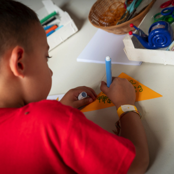  El Gobierno y las CCAA se comprometieron en 2022 a garantizar una familia a estos 1.242 niños y niñas antes de que finalizara este año