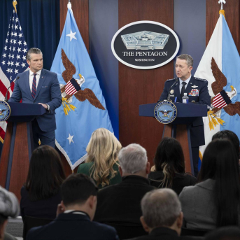 El secretario de Defensa, Pete Hegseth, junto al Jefe del Estado Mayor de EEUU, Dan Caine, en el Pentágono. Europa Press/Contacto/Ssgt. Madelyn Keech/Dod