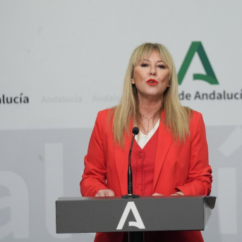 La consejera de Economía, Hacienda, Fondos Europeos y Diálogo Social y portavoz del Gobierno andaluz, Carolina España, en la rueda de prensa posterior al Consejo de Gobierno. MARÍA JOSÉ LÓPEZ/EUROPA PRESS