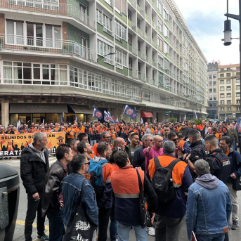 Concentracion de parte de la plantilla de Tubos Reunidos frente a la sede de la empresa en Bilbao EUROPA PRESS