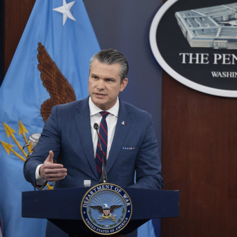El secretario de Defensa de EEUU, Pete Hegseth, en rueda de prensa desde la sede del Pentágono. Europa Press/Contacto/Ssgt. Madelyn Keech/Dod